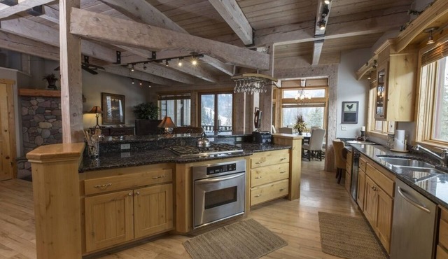 Modern Mountain Ski-In/Ski-Out Townhome