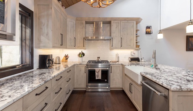 Modern Mountain Townhome- A Spacious Retreat For Your Getaway!