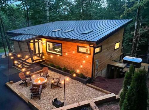 Modern Mountain Getaway with Hot Tub, Fire Pit
