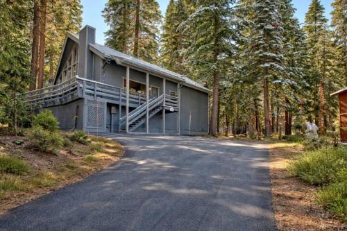 Modern Mtn Cabin Lake, Trails, Dining Sleeps 12