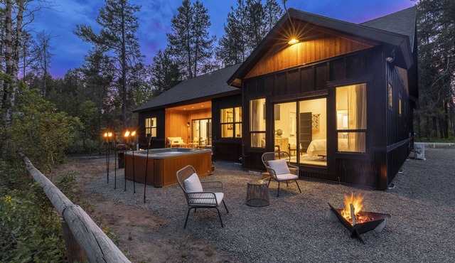 Modern Mtn Retreat: Lakefront, Direct Beach Access & Hot Tub by Tamarack Resort
