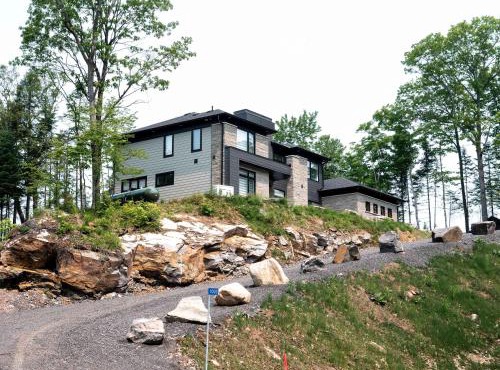 Modern Muskoka Cottage with Lake Views