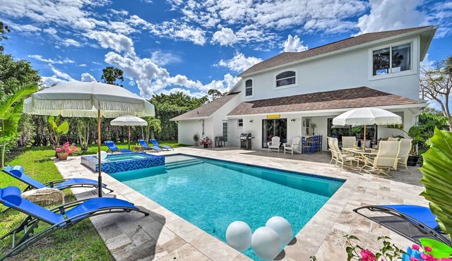 Modern Naples Oasis w/Saltwater Pool & Jacuzzi!