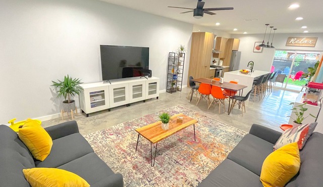 🌺 MODERN NATURE - 2 STORY DOWNTOWN DELIGHT 🪴