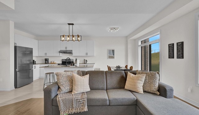 Modern Nest - 4 BR House, 5 Beds, 2.5 Baths, 3 Park