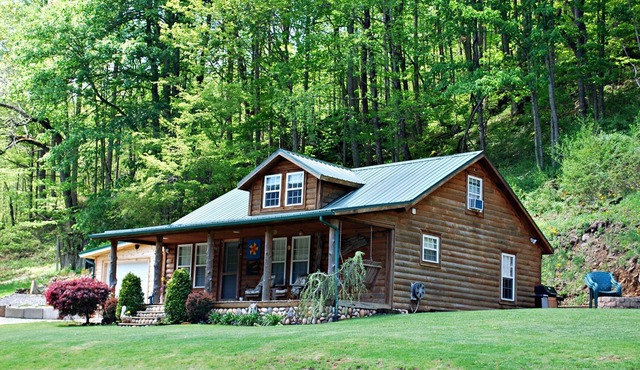 Modern Nest-Quaint Riverfront cabin with fire pit, WIFI