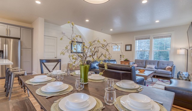 Modern Netarts NEW BUILD w/3 bedroom and Fully Fenced Yard