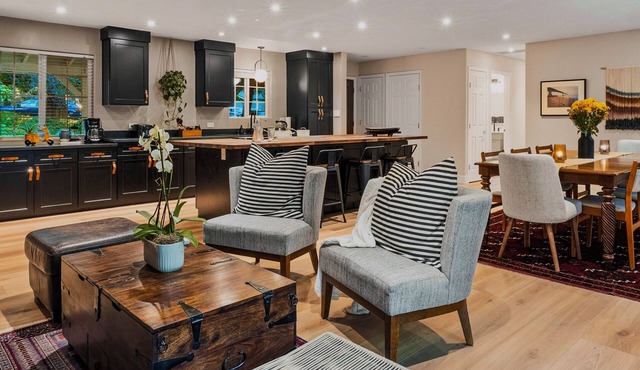 Modern Nevada City/Grass Valley Family - Chef's Kitchen, Hot Tub, Pool Table