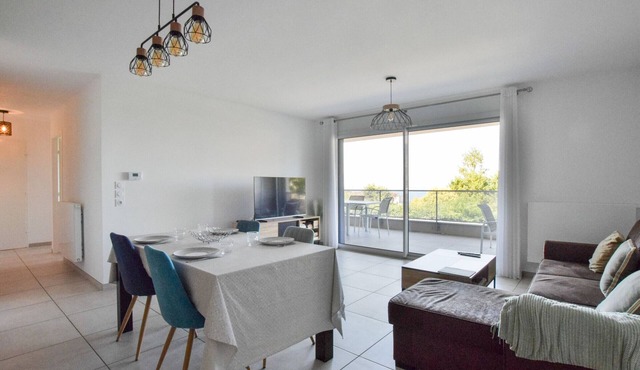 Modern new apartment with balcony and garage in Évian