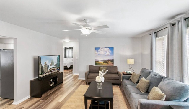 Modern new Apt just 1/2 mile to DT Libertyville!