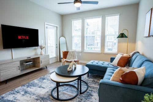 Modern New Apt with Pool Perfect for Long Stays
