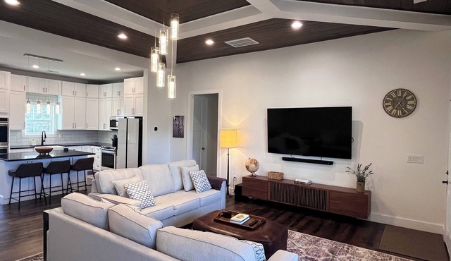 Modern New Build Minutes to Downtown Walk to Swamp Rabbit Trail