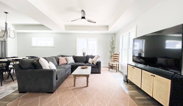 Modern New-Build w/Screened Porch - Walk to Beach