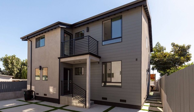 Modern new-built home next to Downtown Los Angeles and Art's district!