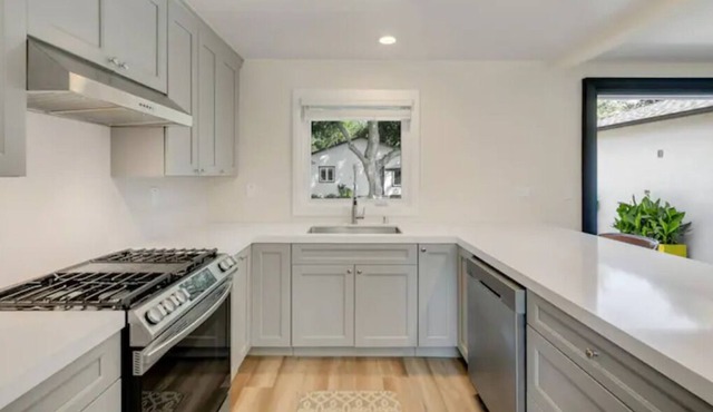 Modern NEW home by Colleges - free parking, WiFi