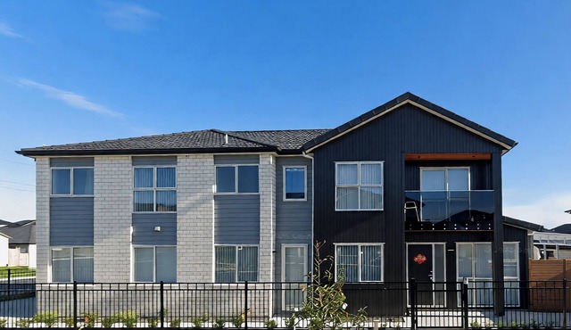 Modern New Home on Dungloe Ave, Central AC, 2 Kitchens, 3 livings