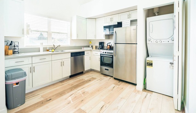 Modern New Koreatown Loft with 3 Levels 2 Parking Spots Close To Downtown LA