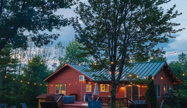 Modern NEW Log Cabin Oasis Retreat - Hot tub/Sauna