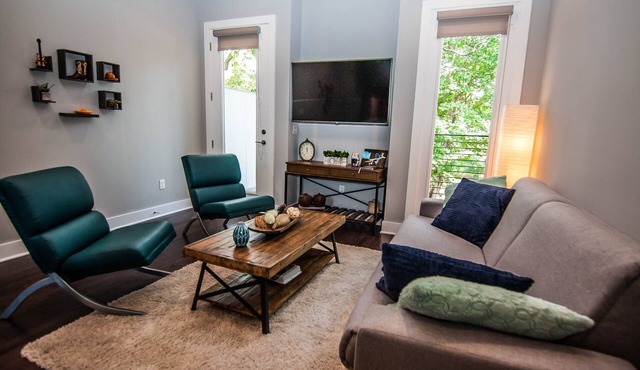 Modern NEW Luxury Townhouse - 1 mile to Downtown & Broadway