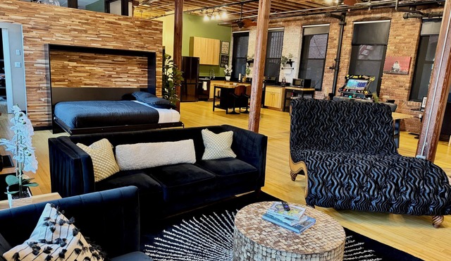 Modern Newark Loft, Walkable Dining, NYC Access 20min train ride, Gated Parking