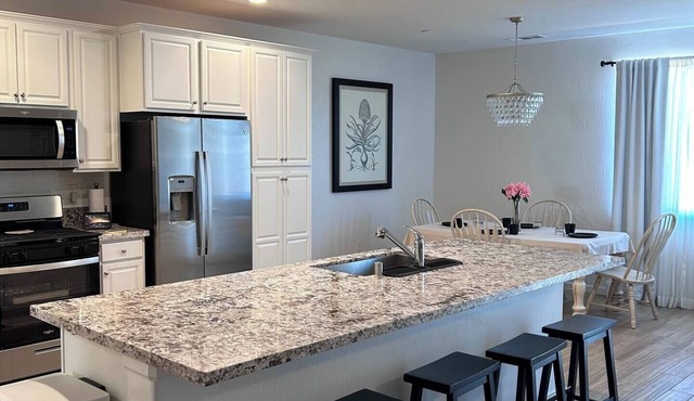 Modern Newly Built 3 BD with 4 beds/2 BA Home - Near 3 Nat. Parks & 3 major HWYs