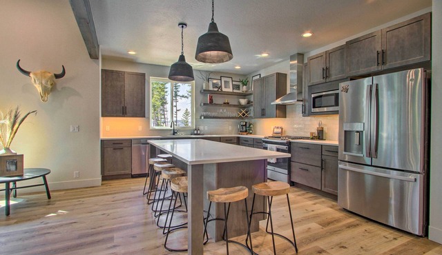 Modern & Newly Built Cabin: Ski, Fish, Hike!