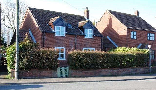 Modern Newly Refurbished Detached House. Short Walk To Beach.