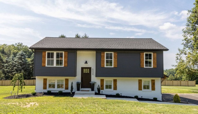 Modern~Newly renovated * hot tub * game room