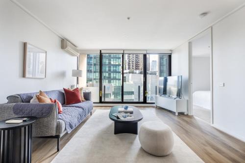 Modern Nomads Summit Southbank Sleek 2BR Resort Living with Gym and Pool
