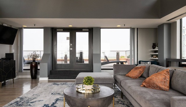 Modern Oak Park 1BR w/ Lounge & Rooftop, 3 blocks to L, by Blueground