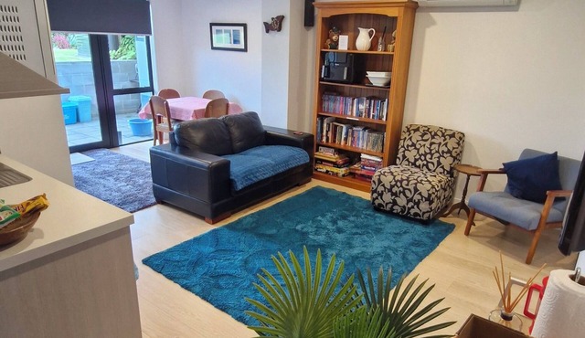 Modern Oakura 2 Bedroom Apartment 2 mins walk to beach 5 mins walk to village