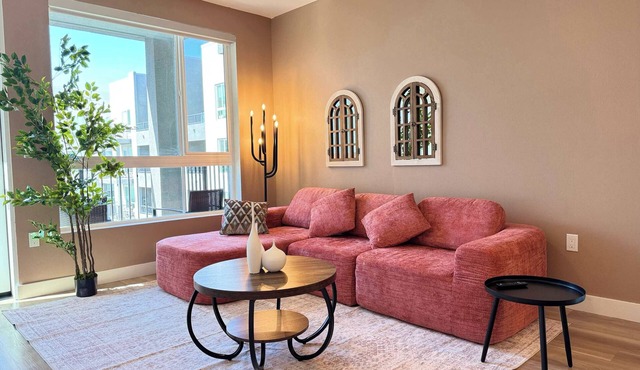 Modern Oasis 10 Min from Disneyland W/Pool & GYM