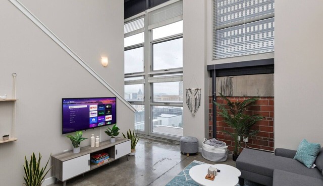 Modern Oasis: 2-Story Loft, 2bd/2bth Downtown
