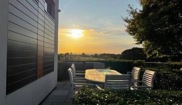 Modern Oasis: 4 Bed Retreat