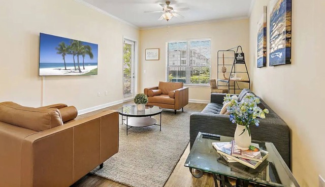 Modern Oasis, 70in SmartTV, KING Bed near Beaches