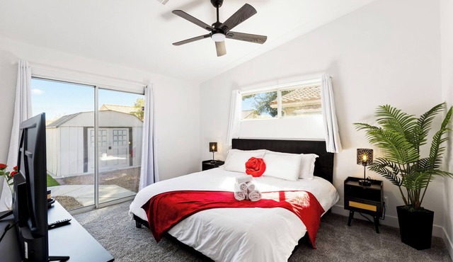 Modern Oasis: Cozy Retreat Near the Strip