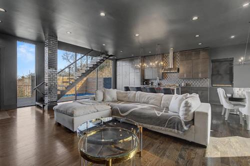 Modern Oasis Downtown Skyline View Prime Nashville