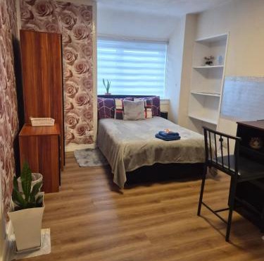 Modern Oasis , Edinburgh Airport near,8mi