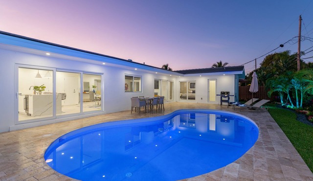 Modern Oasis, Heated Pool, Short Drive to Beach