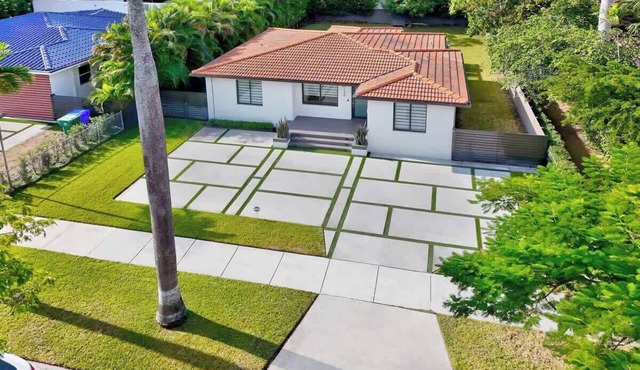 Modern Oasis: Huge Backyard + 6 mins to the Ocean