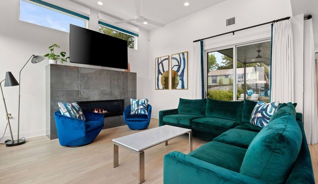 Modern Oasis in East ATX, Sleeps 8, Parking, Pooln