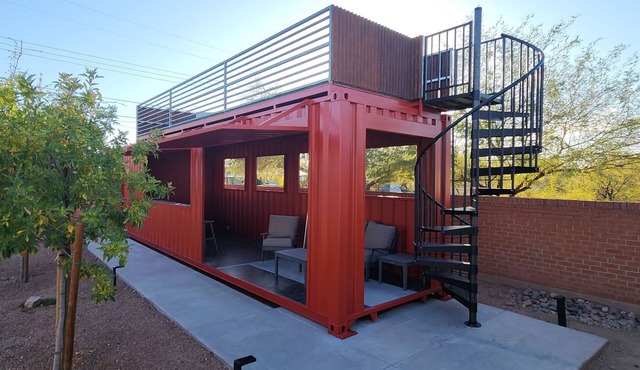Modern Oasis: New Kitchen, Rooftop Deck, Exec Office, Pet-Friendly, Large Yard