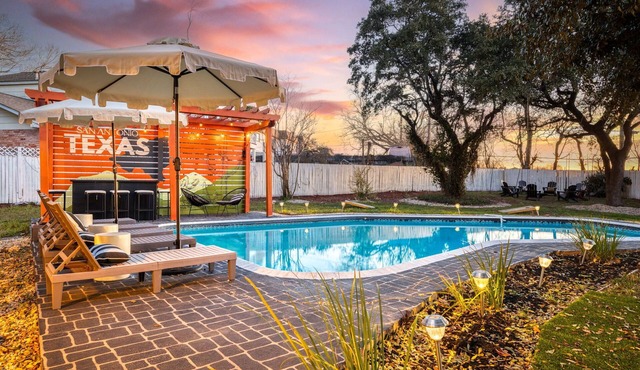Modern Oasis! Pool, Mini-Golf, Game Room, Theatre!