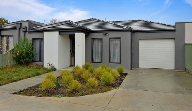 Modern Oasis, Stylish 3 Bedroom Retreat Near Lake Wendouree