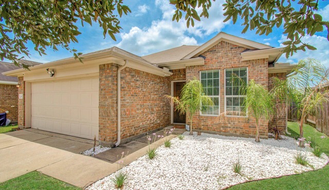Modern Oasis with Jacuzzi & Gym on Katy Tx