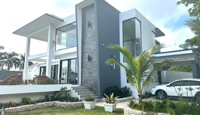 Modern Oceanfront 4-bedroom house with pool, WiFi, AC in lovely town of Cabrera