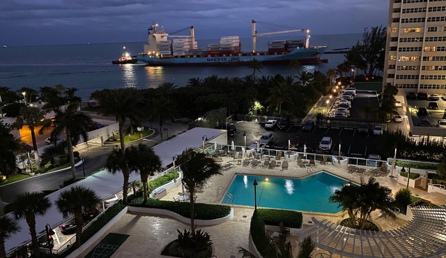 Modern Oceanfront Hideaway, Ship Views & Steps to the Sand. Fort Lauderdale