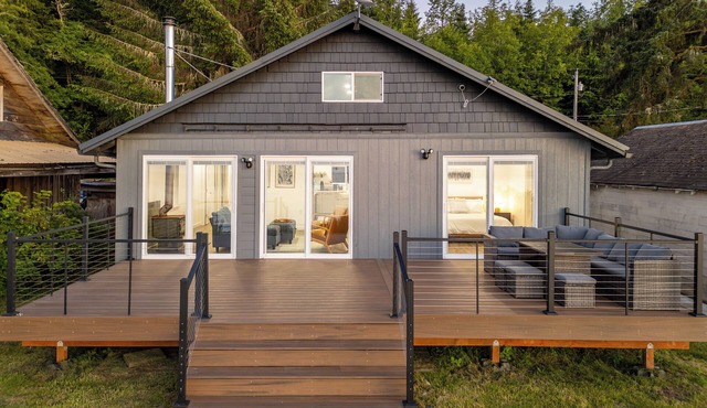 Modern Oceanfront Retreat: Private Beach & Unobstructed Strait Juan de Fuca!