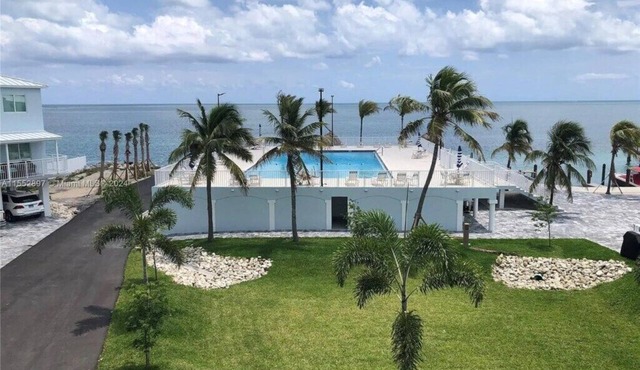 Modern, Oceanfront Views Apartment in Marathon with a pool and a marina