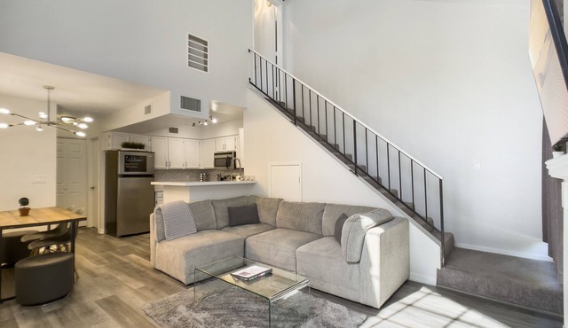 Modern on May-Tempe/ASU/Mesa border Walk to Sloan Park! King Bed- Pet Friendly